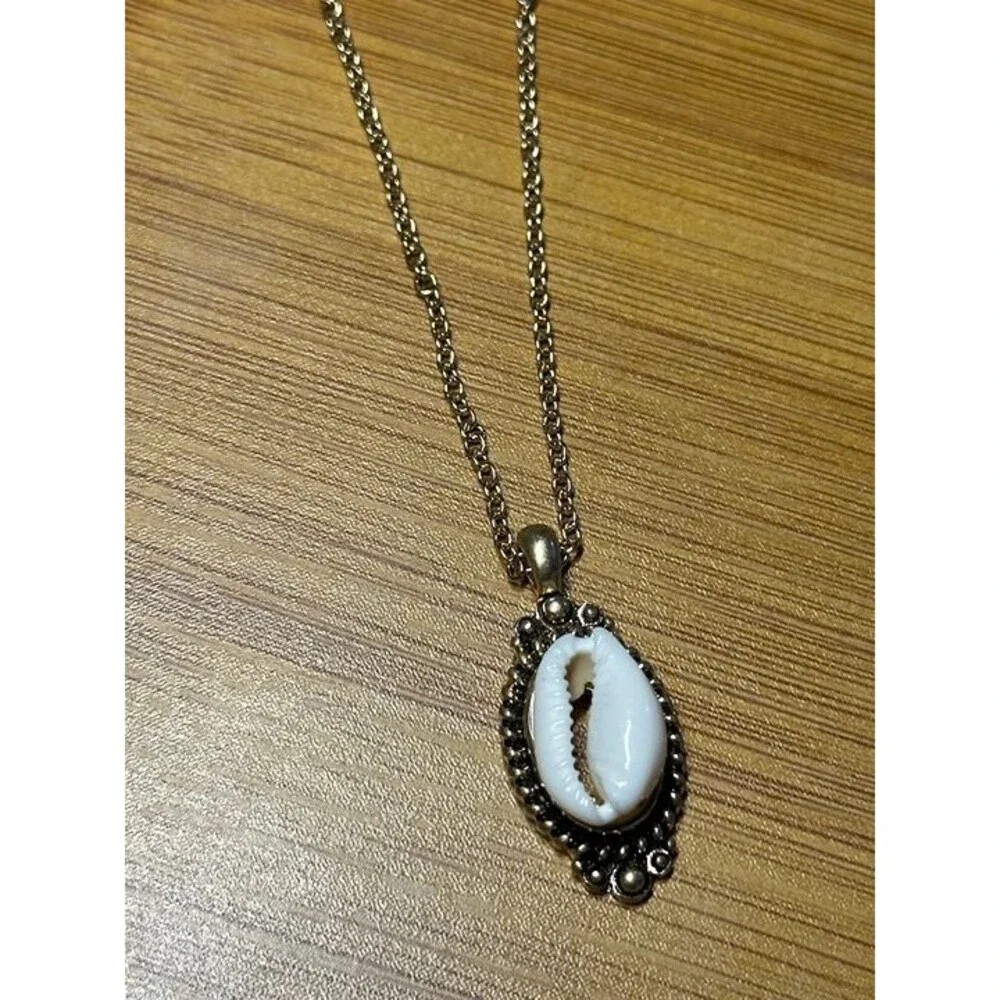 Lovisa Gold Tone Cowrie Shell Pendant Necklace Beach Boho Style New with Tags